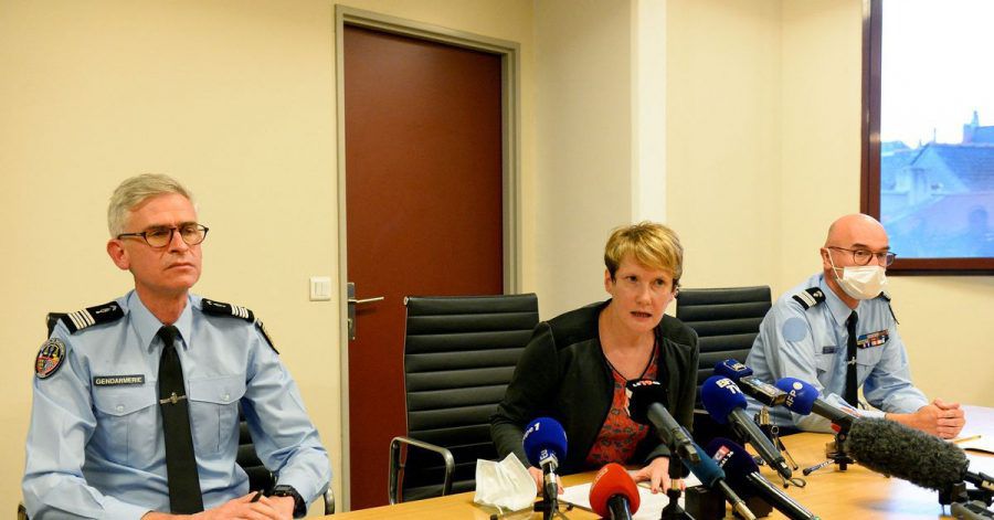 Celine Maigne, Staatsanwältin von Laval, gibt eine Pressekonferenz mit französischen Gendarmen nach den ersten Suchaktionen nach einem 17-jährigen vermissten Mädchen.