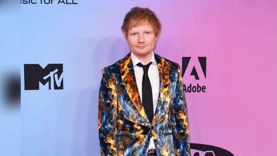 Ed Sheeran kam im bunt gemusterten Anzug zu den MTV EMAs. (jom/spot)