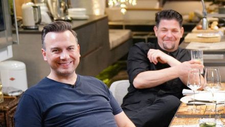 Tim Raue (li.) und Tim Mälzer in der "Kitchen Impossible - Die Weinachts-Edition" 2021. (dr/spot)