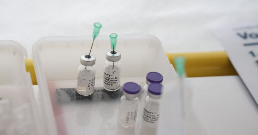 Spritzen und Ampullen mit dem Impfstoff von Biontech. Wirkt der auch gegen die neue Variante?