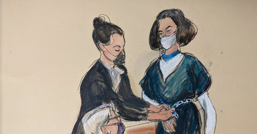 Auf dieser Gerichtsskizze steht Ghislaine Maxwell, Ex-Partnerin von J. Epstein, vor ihrer Anwältin Bobbi Sternheim, während eine Gerichtsangestellte ihr im Gerichtssaal vor einer Anhörung in einem Gericht in Manhattan die Fesseln abnimmt.