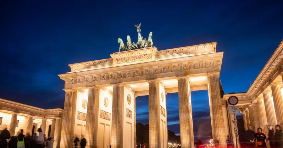 Während der blauen Stunde ist das Brandenburger Tor beleuchtet. (Archivbild)