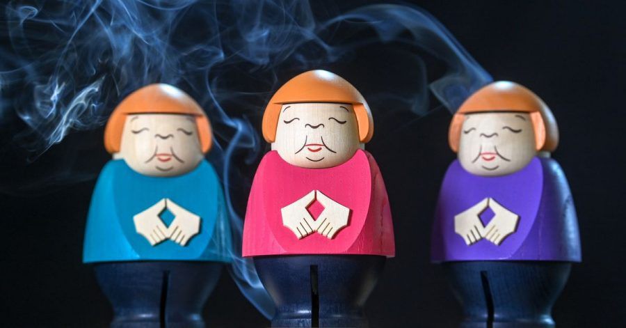 Merkel Räucherfiguren rauchen in der Schauwerkstatt der Seiffner Volkskunst.