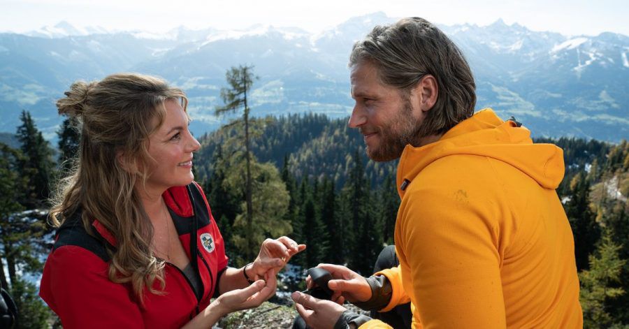 «Die Bergretter»: Markus (Sebastian Ströbel) hat eine besondere Überraschung für Katharina (Luise Bähr) vorbereitet.