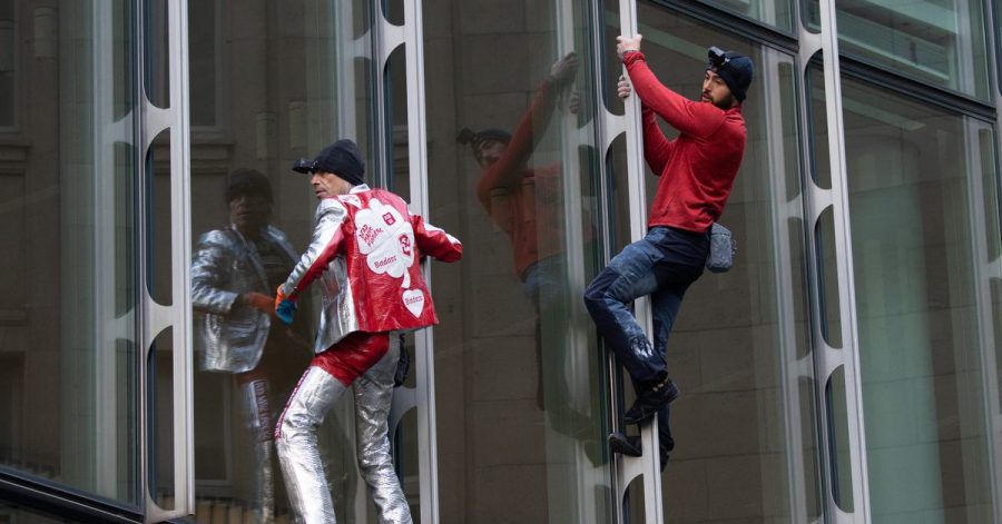 Die beiden Extremkletterer Leo Urban (r) und Alain Robert kletterten ohne jede Sicherung an der Fassade des Skyper-Hochhauses in Frankfurt am Main hinauf.