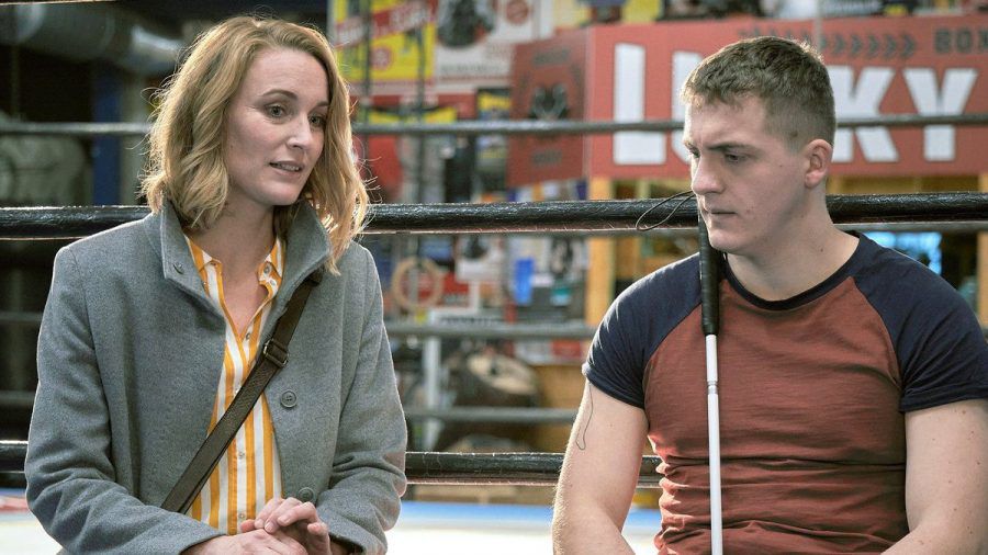 "Die Heiland - Wir sind Anwalt": Kann Romy Heiland (Christina Athenstädt) den vor Kurzem erblindeten Boxer Viktor Klimov (Oskar Bökelmann) erreichen? (cg/spot)
