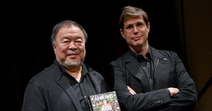Ai Weiwei (l) und Daniel Kehlmann stellen im Berliner Ensemble die Autobiographie "1000 Jahre Freud und Leid" des Künstlers vor.