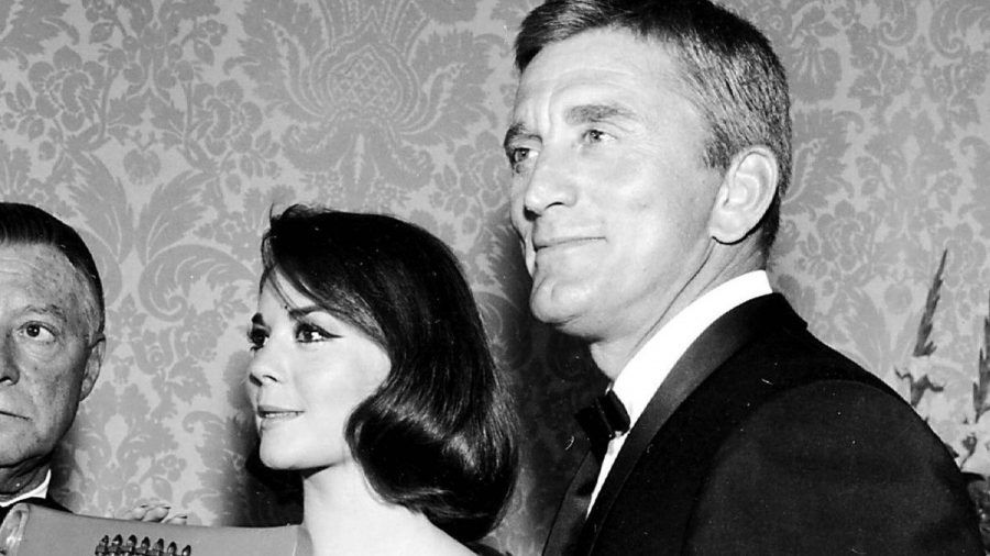 Natalie Wood und Kirk Douglas bei einer gemeinsamen Veranstaltung im Jahr 1966. (ili/spot)