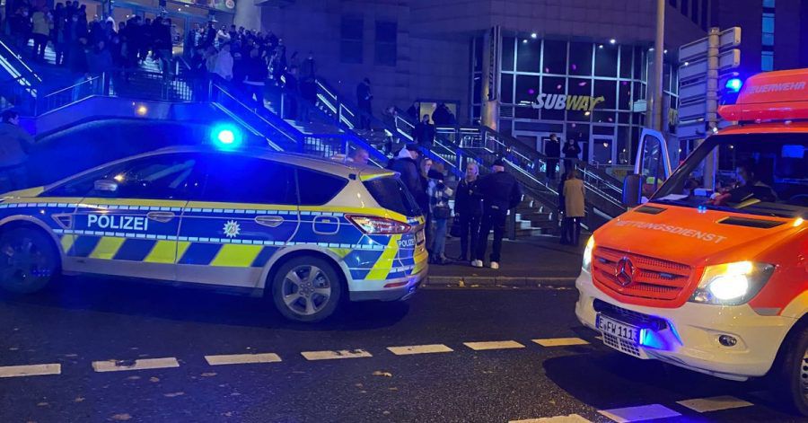 Einsätzkräfte der Polizei und der Rettungsdienst vor dem Kino in Essen.