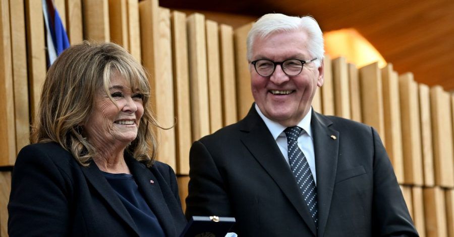 Bundespräsident Frank-Walter Steinmeier bei der Verleihung des Verdienstordens der Bundesrepublik Deutschland an Wencke Myhre.