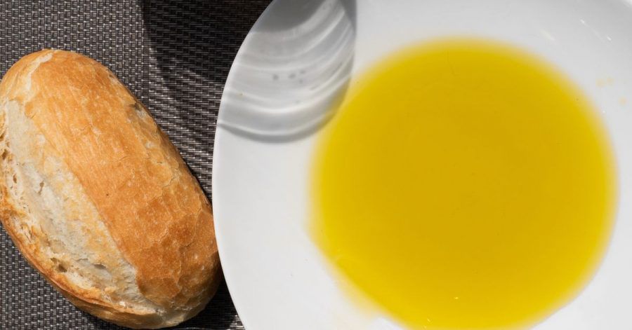 Passt zum Brötchen und eigentlich auch zu fast allen anderen Speisen: Olivenöl ist das flüssige Gold Andalusiens.