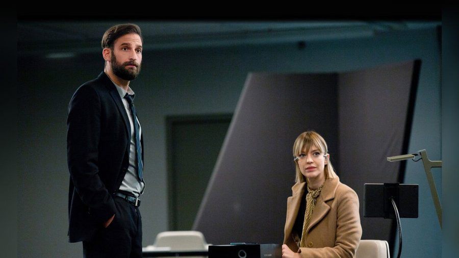 "Zero": Geoff (Matthias Weidenhöfer) und Cynthia (Heike Makatsch) in der Redaktion des Online-Magazins "Daily". (cg/spot)