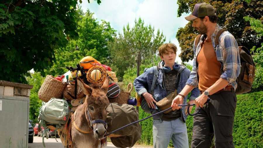 "12 Tage Sommer": Für Marcel (Mehdi Nebbou) und seinen Sohn Felix (Yoran Leicher) steht ein neuer Lebensabschnitt an. (cg/spot)