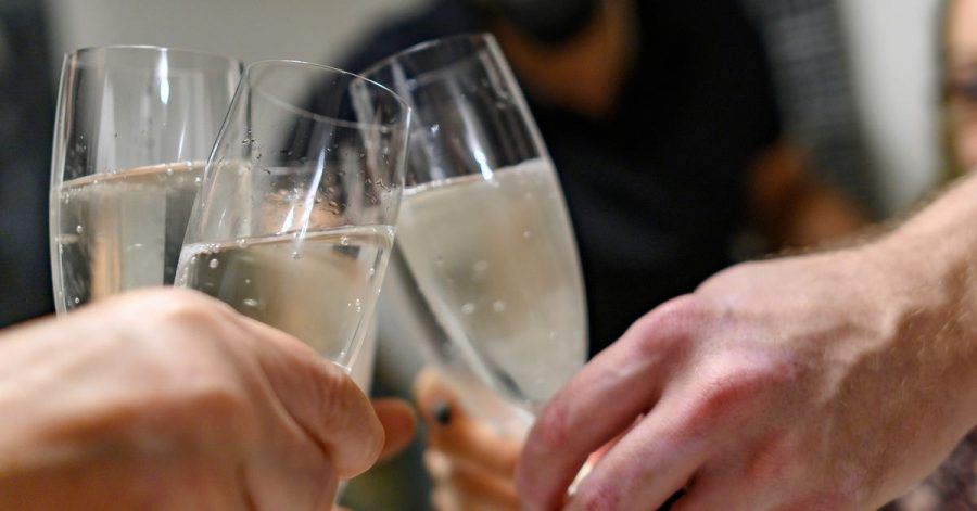 Ein striktes Verbot von Alkohol ist nur möglich, wenn der Arbeitgeber ausreichend Gründe dafür hat.