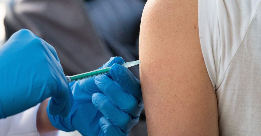 Eine Frau wird während einer Impfaktion auf dem Wochenmarkt mit dem Impfstoff von Biontech/Pfizer gegen das Coronavirus geimpft. (Archivbild)
