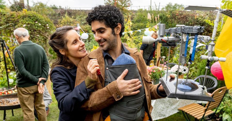 Eigentlich eine glückliche Familie: Faraz (Reza Brojerdi) und Viola Helmrich (Amelie Kiefer) mit ihrem Sohn Linus.