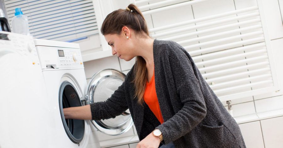 Wer seinen Wollpullover in der Waschmaschine wäscht, sollte dies nur im Fein- oder Woll-Waschgang tun und das entsprechende Waschmittel benutzen.