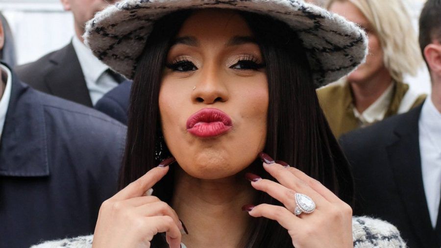 SO sehen Cardi Bs Haare unter der Perücke aus