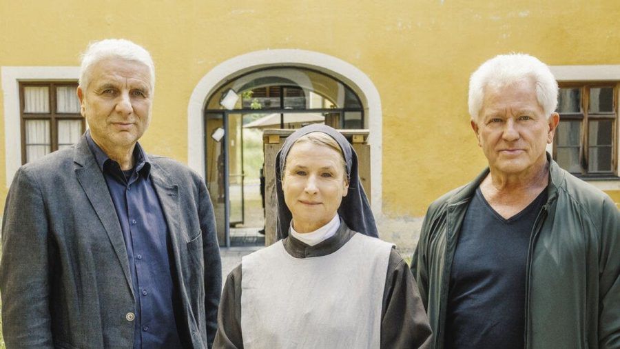 "Tatort: Wunder gibt es immer wieder": Udo Wachtveitl (Rolle: Kriminalhauptkommissar Franz Leitmayr), Corinna Harfouch (Rolle: Schwester Barbara) und Miroslav Nemec (Rolle: Kriminalhauptkommissar Ivo Batic). (ili/spot)