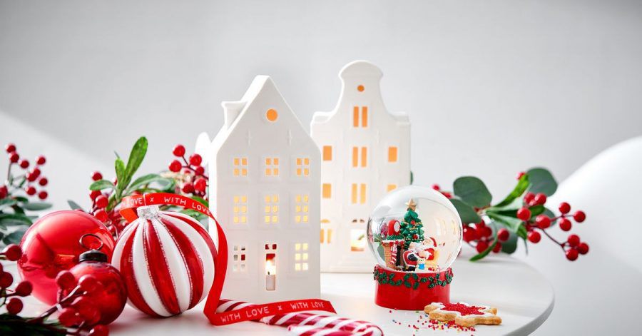 Beleuchtbare kleine Häuser, Schneekugeln und Zuckerstangen: Diese eher kindlichen Dekorationen sind an Weihnachten 2021 beliebt.