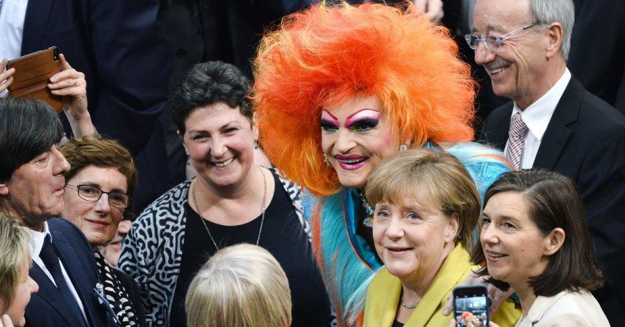 Bundeskanzlerin Angela Merkel (CDU, 2.v.r.) und Dragqueen Olivia Jones (M).