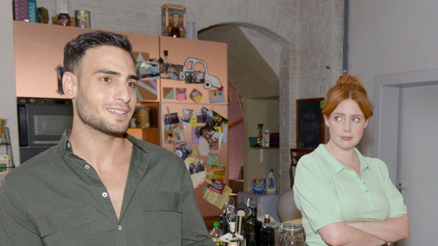 "GZSZ": Nihat und Toni überlegen, wer die Unbekannte ist, die Nihat offenbar observiert hat. (cg/spot)