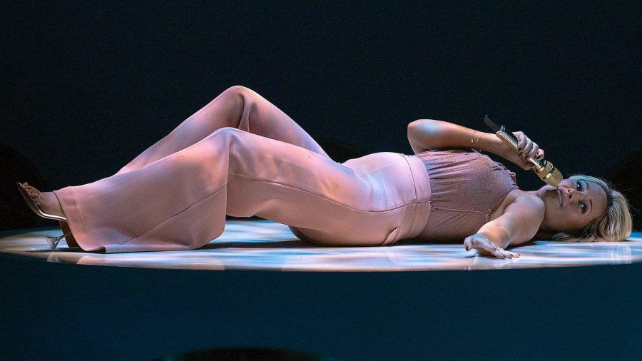 Die schwangere Helene Fischer performte am Samstag in der TV-Show "Klein gegen Groß - Das unglaubliche Duell" im Ersten. (ili/spot)