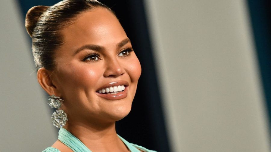 Chrissy Teigen ist am Beauty-Fail vorbeigeschrammt