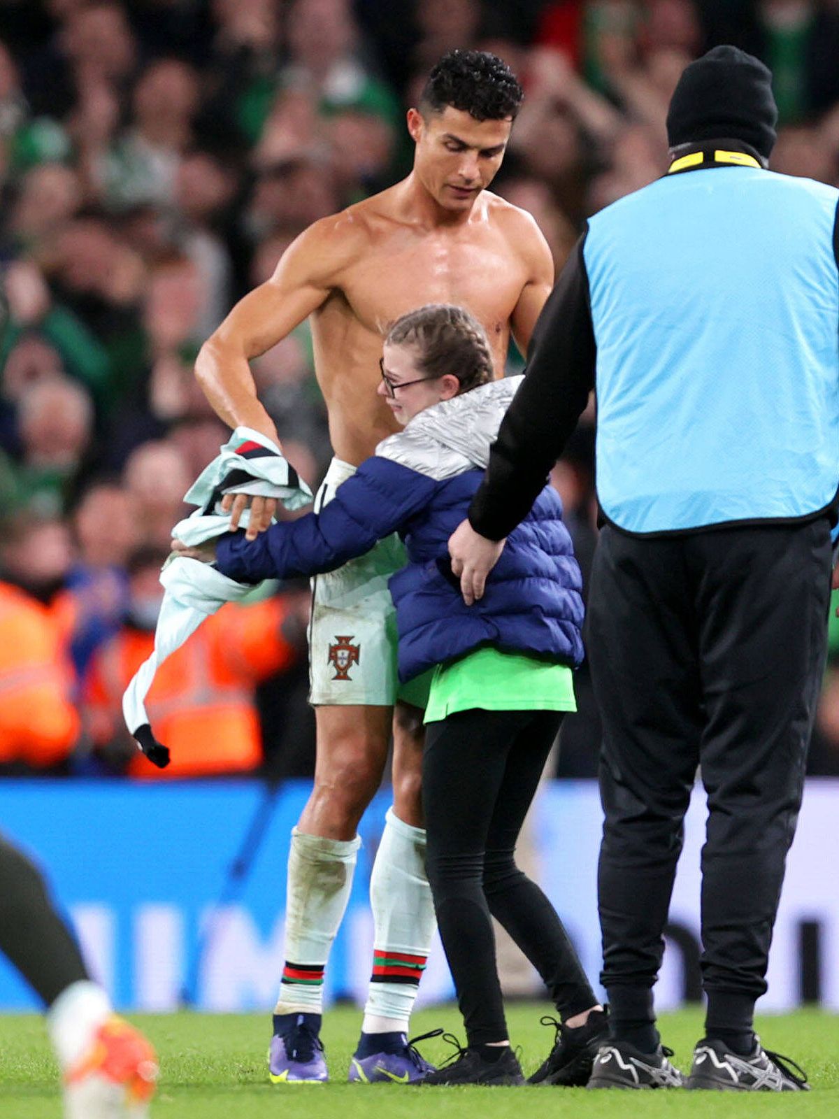 Cristiano Ronaldo rührt diese Kleine auf dem Feld zu Tränen - die rührenden Bilder!