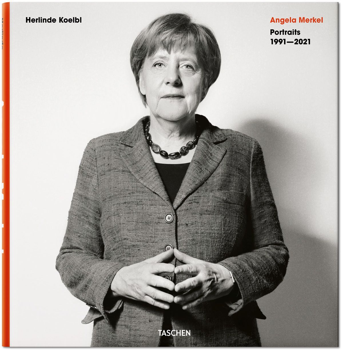 Hier steht Herlinde Koelbl neben ihrem Lebenswerk Angela Merkel
