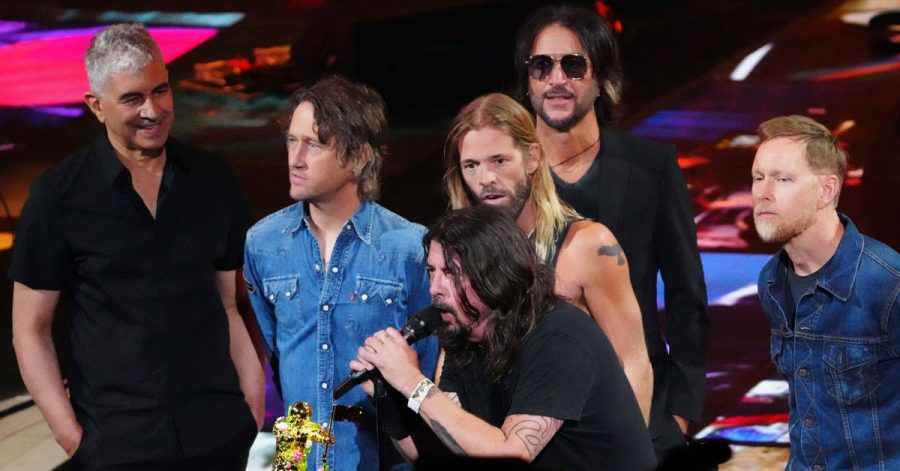 Pat Smear (l-r), Chris Shiflett, Dave Grohl, Taylor Hawkins, Rami Jaffee und Nate Mendel von den Foo Fighters nehmen den Global Icon Award bei den MTV Video Music Awards im Barclays Center entgegen. (Archivbild)