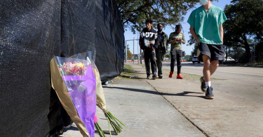 Blumen am Zaun des Astroworld-Festivalgeländes in Gedenken die Toten.