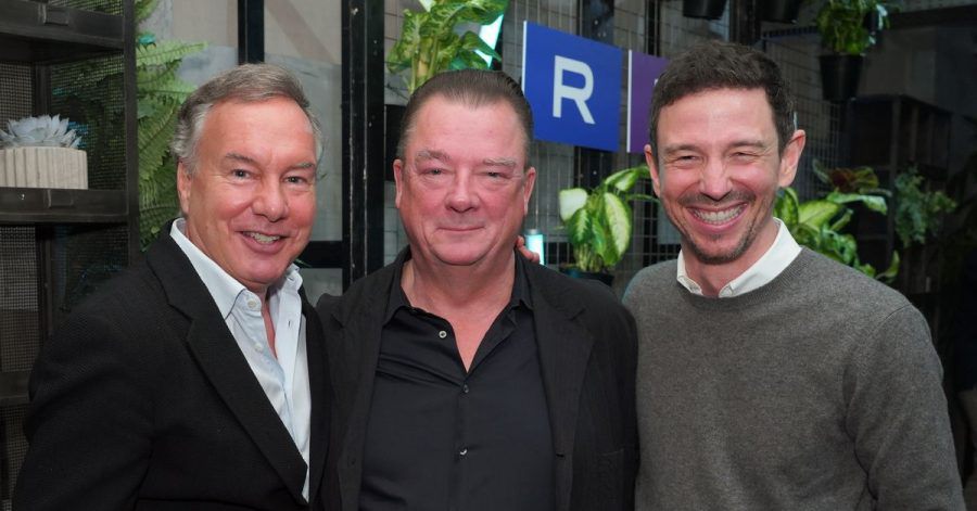 Schauspieler Peter Kurth (m) und die Filmproduzenten Nico Hofmann (l) und Oliver Berben bei der Vorstellung der neuen Streamingplattform RTL+.