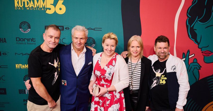 «Ku'damm 56»-Premiere in Berlin: Musiker und Produzent Ulf Leo Sommer (l-r), Klaus Wowereit, ehemaliger Bürgermeister von Berlin, Franziska Giffey, zukünftige Bürgermeisterin von Berlin, Drehbuchautorin Annette Hess und Musiker Peter Plate.