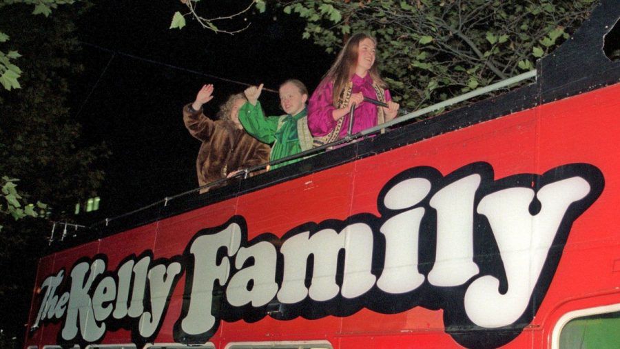Die Kelly Family auf dem Dach ihres berühmten Tour-Busses. (dr/spot)