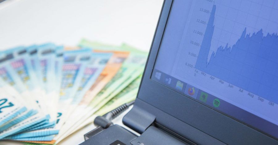 Manche ETFs schütten Erträge an die Anleger aus. So kann man sich ein regelmäßiges Zusatzeinkommen sichern.