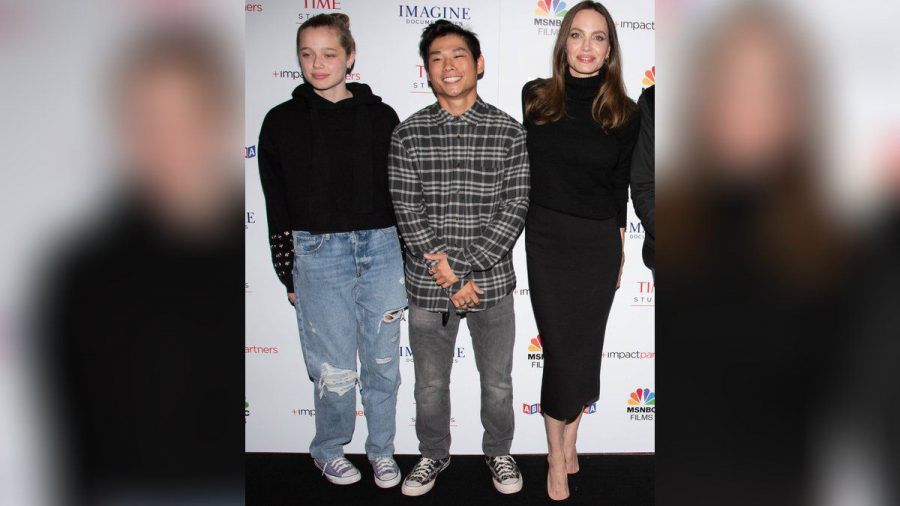 Shiloh und Pax mit ihrer Mutter Angelina Jolie in Los Angeles. (jom/spot)