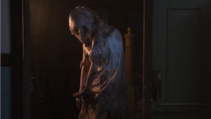 Filmkritik "Resident Evil": 7. Teil der Action-Reihe geht zurück in die Neunziger