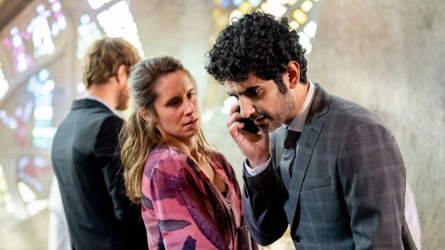 "Familie ist ein Fest - Taufalarm": Viola (Amelie Kiefer) und Faraz Helmrich (Reza Brojerdi) bekommen einen unerwarteten Anruf von Faraz' Eltern. (cg/spot)