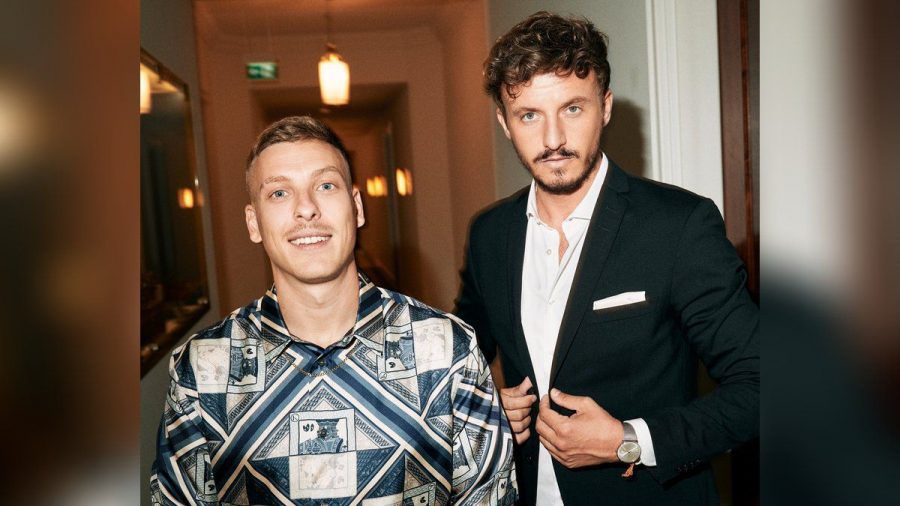 Felix Lobrecht (l.) und Tommi Schmitt machen weiter mit "Gemischtes Hack". (mia/spot)