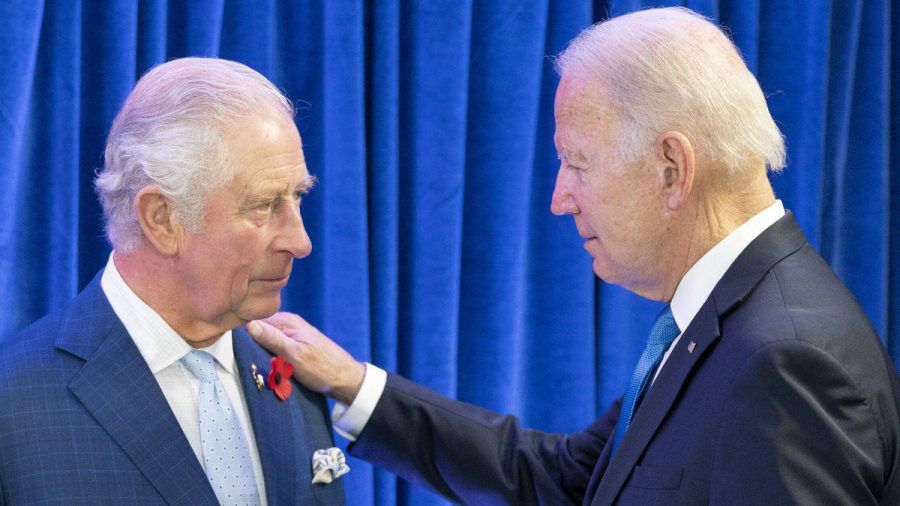 Prinz Charles (l.) und US-Präsident Joe Biden in Glasgow. (stk/spot)