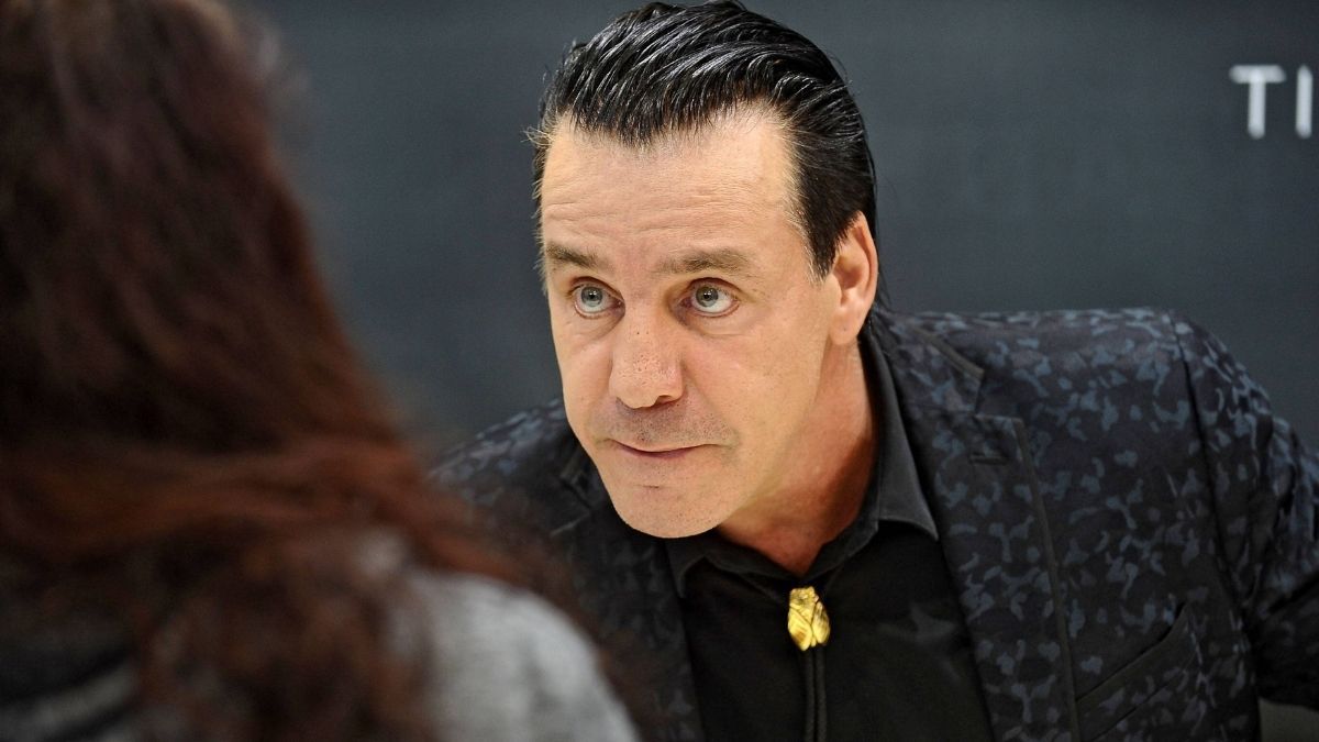 Rammstein-Sänger Till Lindemann mit angeklebtem Schnurrbart beim Leipziger Opernball?