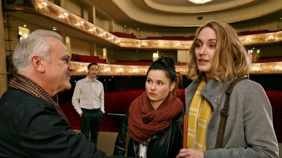 "Die Heiland - Wir sind Anwalt": Romy Heiland (Christina Athenstädt, r.) befragt den Dirigenten Justus van Heyden (Bernhard Schütz) zu den Mobbing-Vorwürfen. (cg/spot)