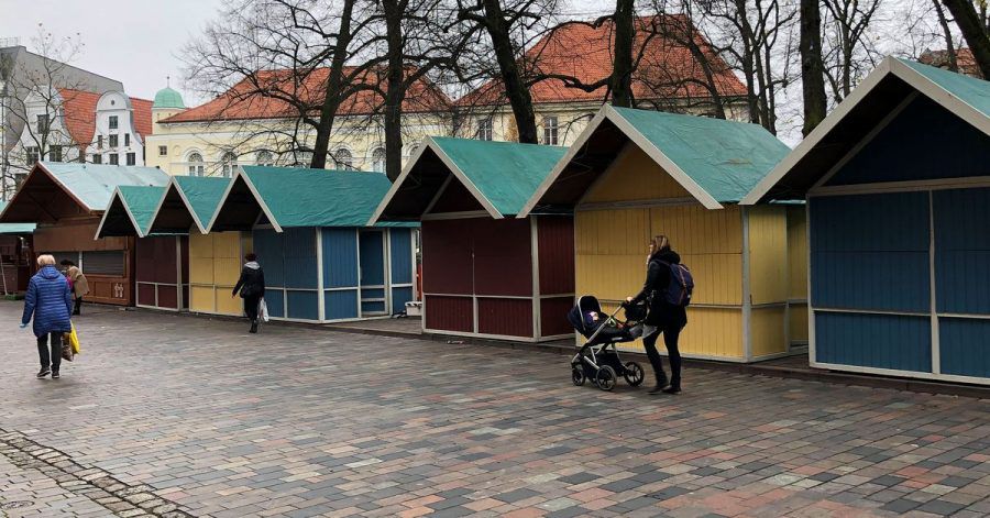 In der Rostocker Innenstadt wird der traditionelle Weihnachtsmarkt aufgebaut, mit mehr Freiflächen, um den Besuchern den Aufenthalt auch unter dem geltenden Abstandsgebot zu ermöglichen.