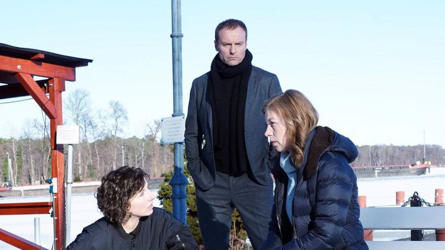 "Tatort: Die Kalten und die Toten": Nina Rubin (Meret Becker, l.) und Robert Karow (Mark Waschke) befragen Doris Ziegler (Jule Böwe). (cg/spot)