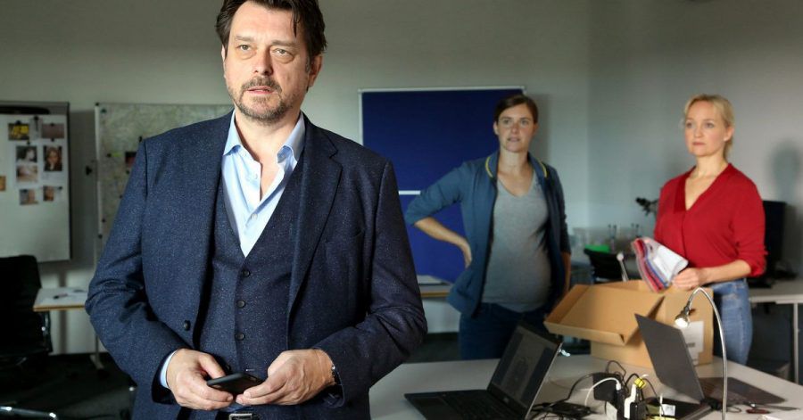 Sandra (Miriam Stein), Sascha (Hary Prinz) und Eva Merz (Eva Herzig) besprechen die vorhandenen Hinweise auf einen möglichen Serienmörder.