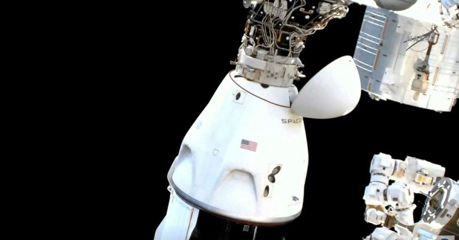 Die Astronauten in der SpaceX Dragon-Kapsel bereiten sich auf das Abdocken von der Internationalen Raumstation vor.