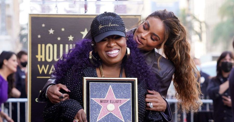 Die Hip-Hop-Künstlerin Missy Elliott (vorne) hält während einer Zeremonie vor Gastrednerin Ciara eine Replik ihres neuen Sterns auf dem Hollywood Walk of Fame.