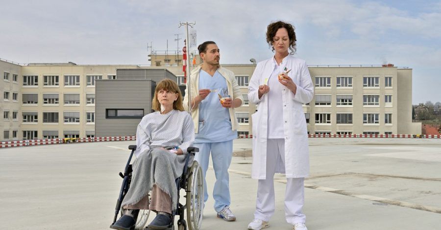 Carolin Mellau (Natalia Wörner, r) und der Pfleger Mirko (Johannes Klaußner) sind mit Madame Laurent (Ursula Andermatt) auf dem Dach der Klinik.