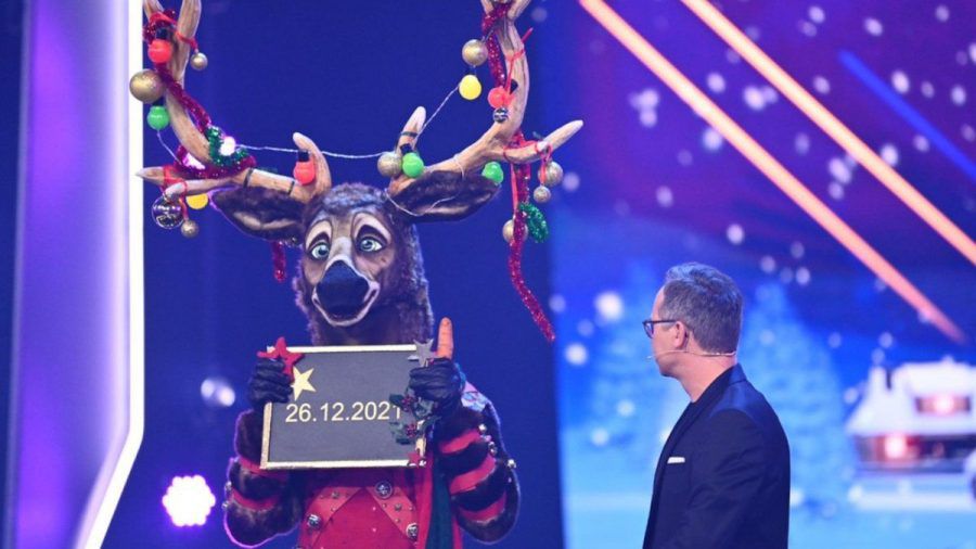 Die erste Maske des "The Masked Singer"-Weihnachtsspecials wurde gezeigt: das Rentier. (ili/spot)